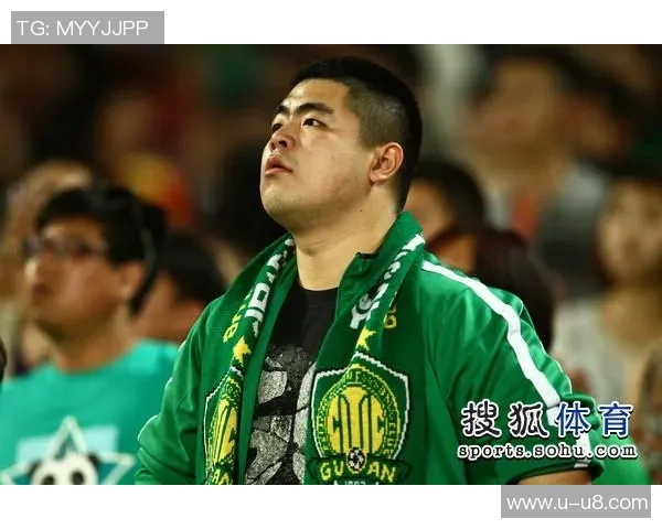 杨立瑜遭球迷怒斥:何必与阿猫阿狗争执真该给球迷竖中指